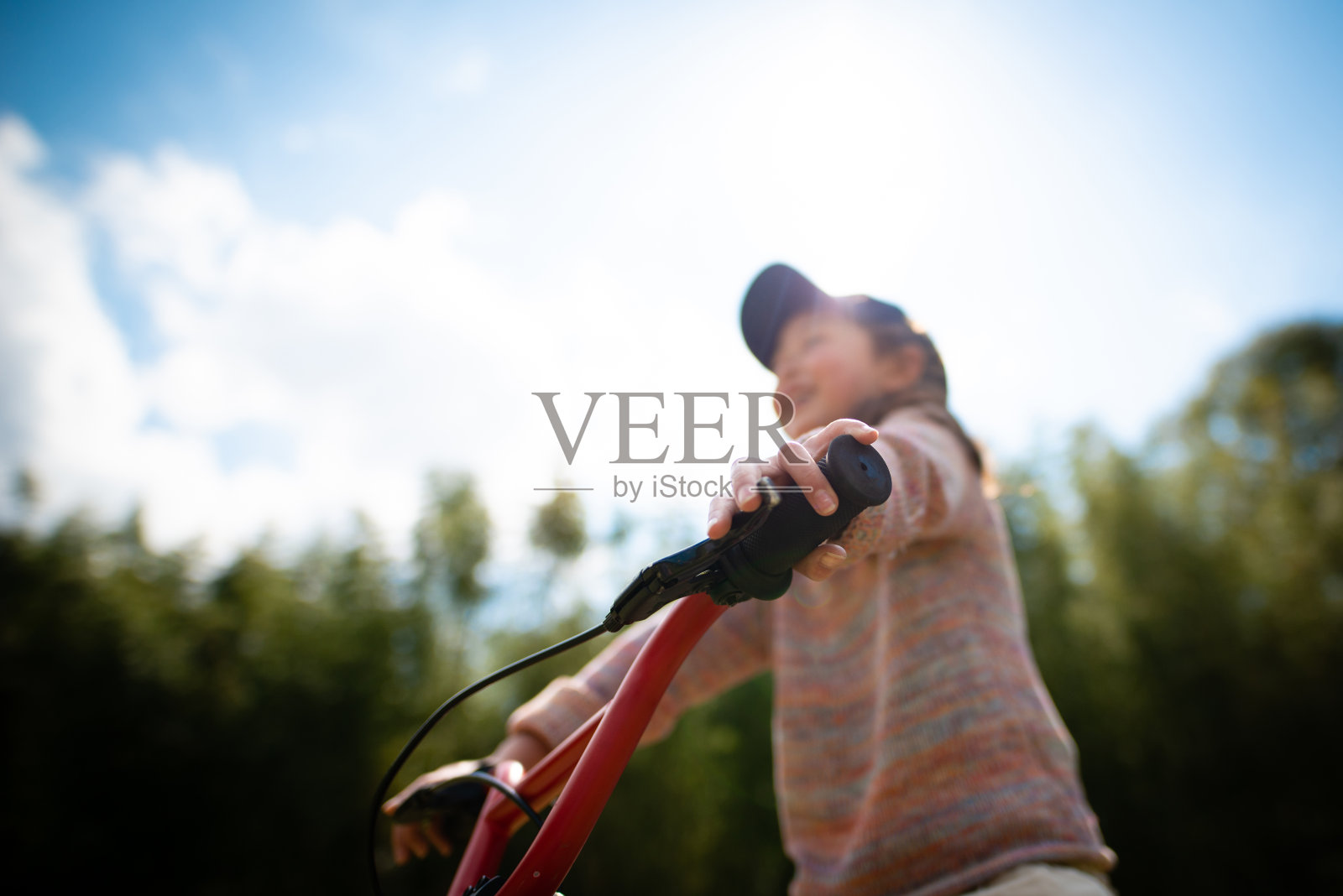 一个骑自行车的女孩的手照片摄影图片