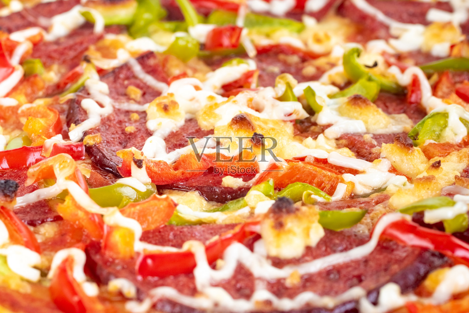 自制披萨配蔬菜，意大利腊肠和蛋黄酱照片摄影图片