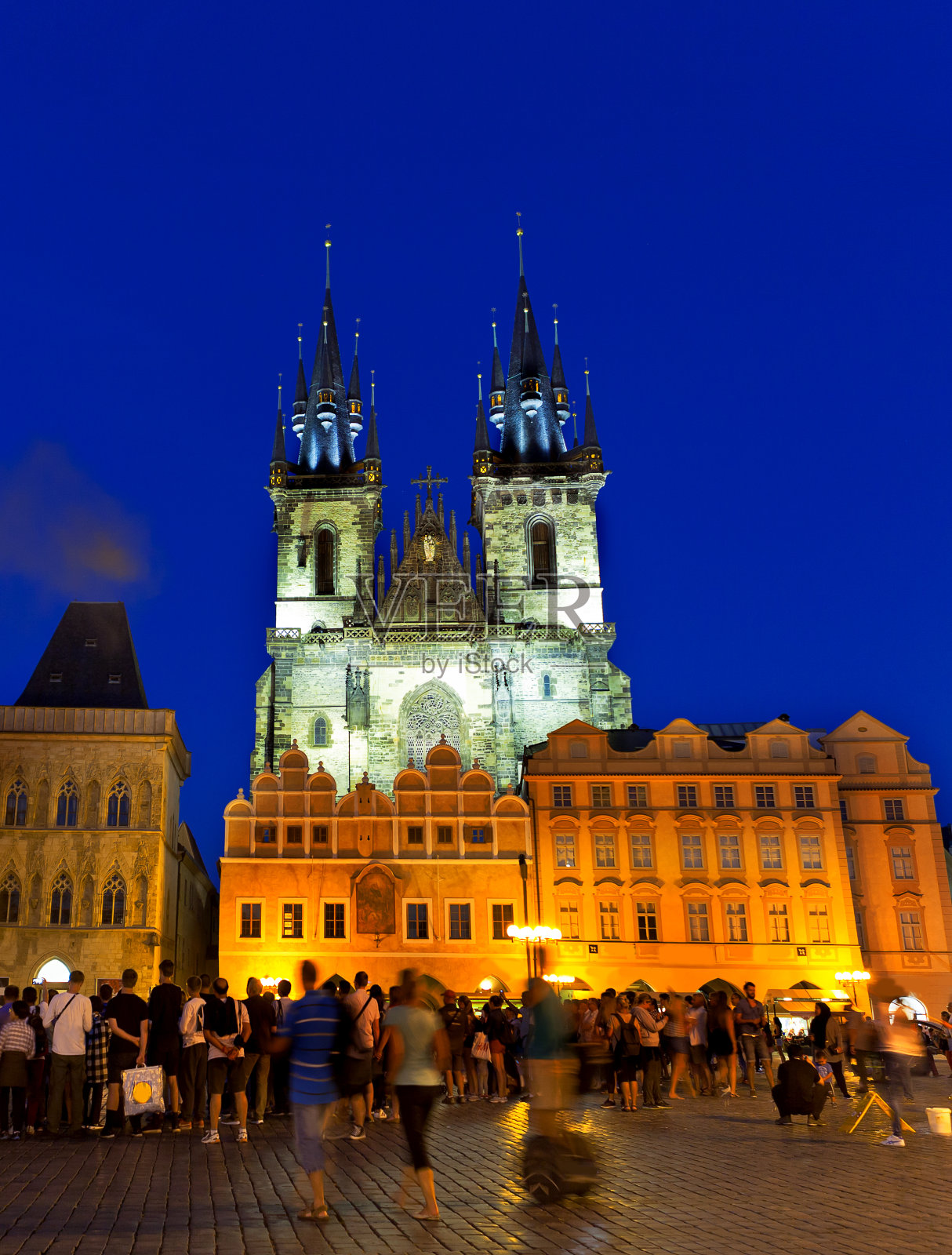 夜晚的布拉格泰恩大教堂，欧洲著名浪漫的车臣共和国首都。照片摄影图片