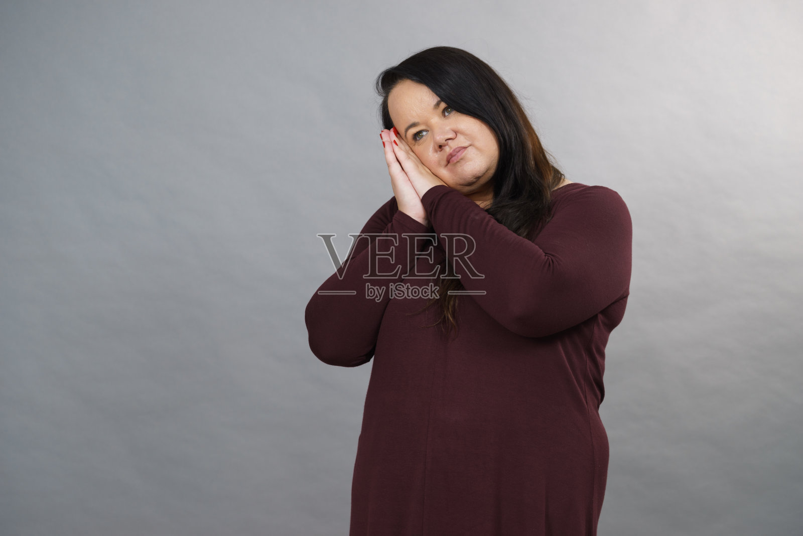 瞌睡的女人在打手势照片摄影图片