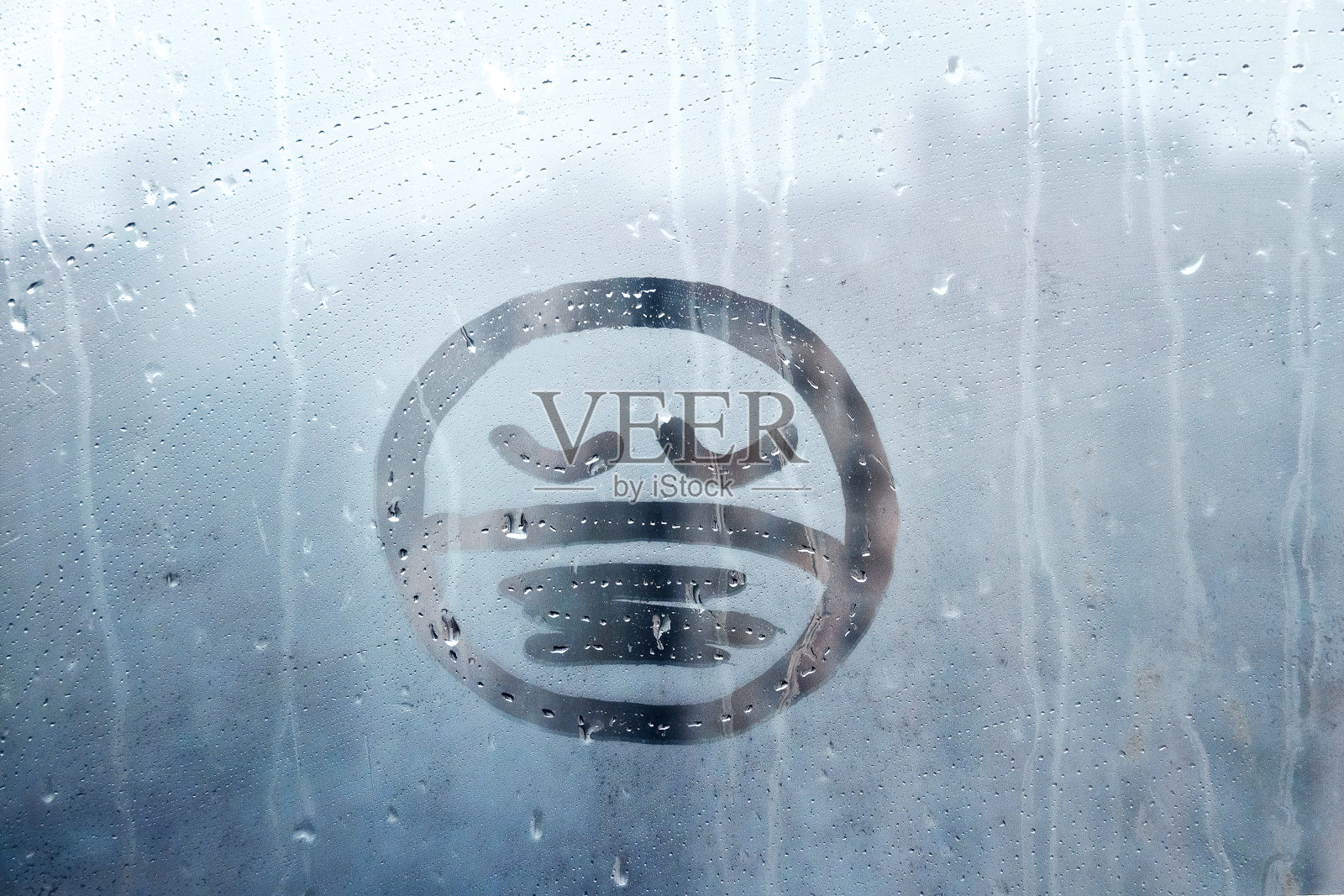 悲哀的脸，闭上眼睛，戴上防护医疗口罩，涂在湿蓝窗上，带着雨滴的概念照片自我隔离，冠状病毒，冠状病毒- 19照片摄影图片