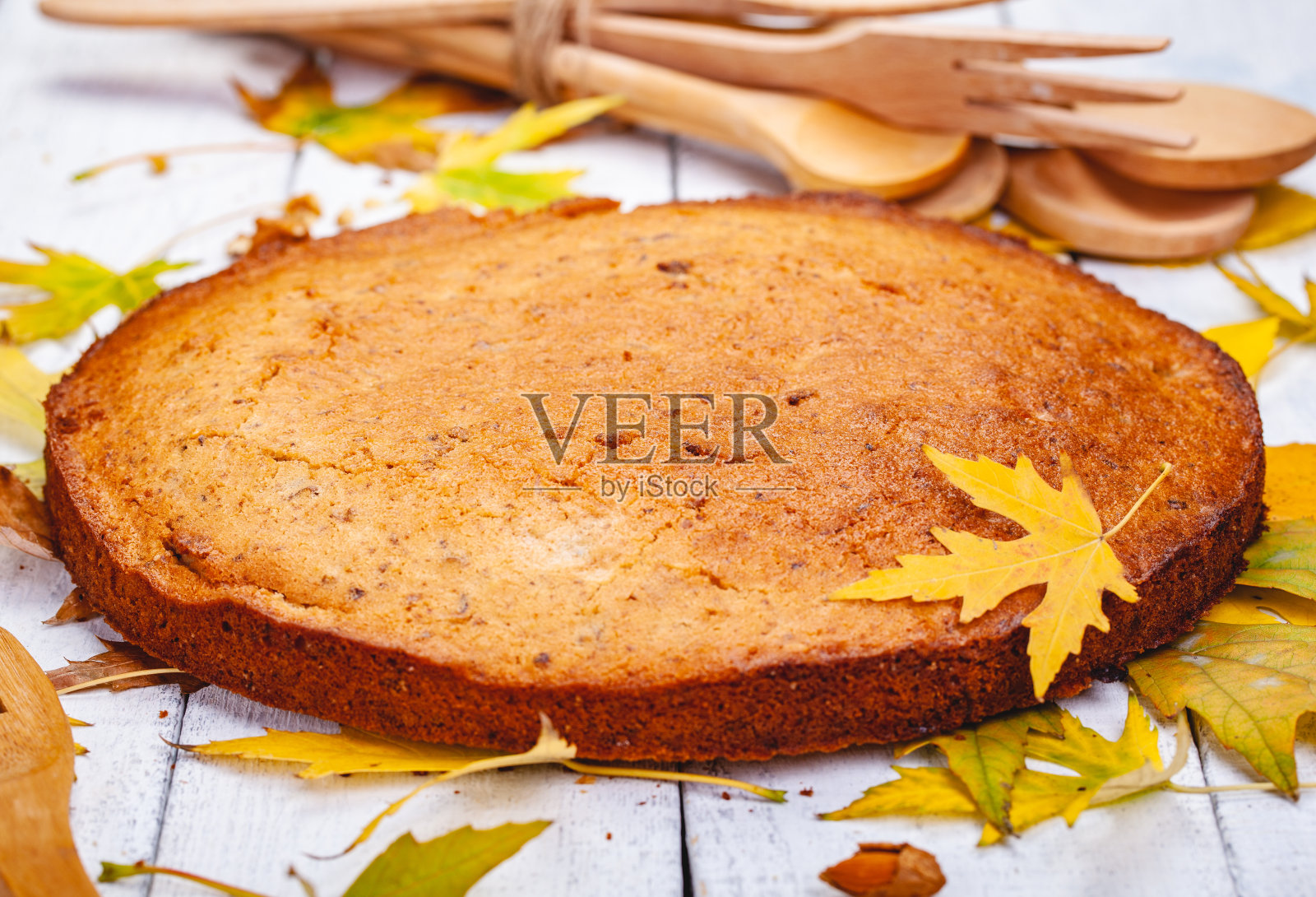 粗面粉蛋糕或甘露饼，核桃和葡萄干放在木桌上。近距离照片摄影图片