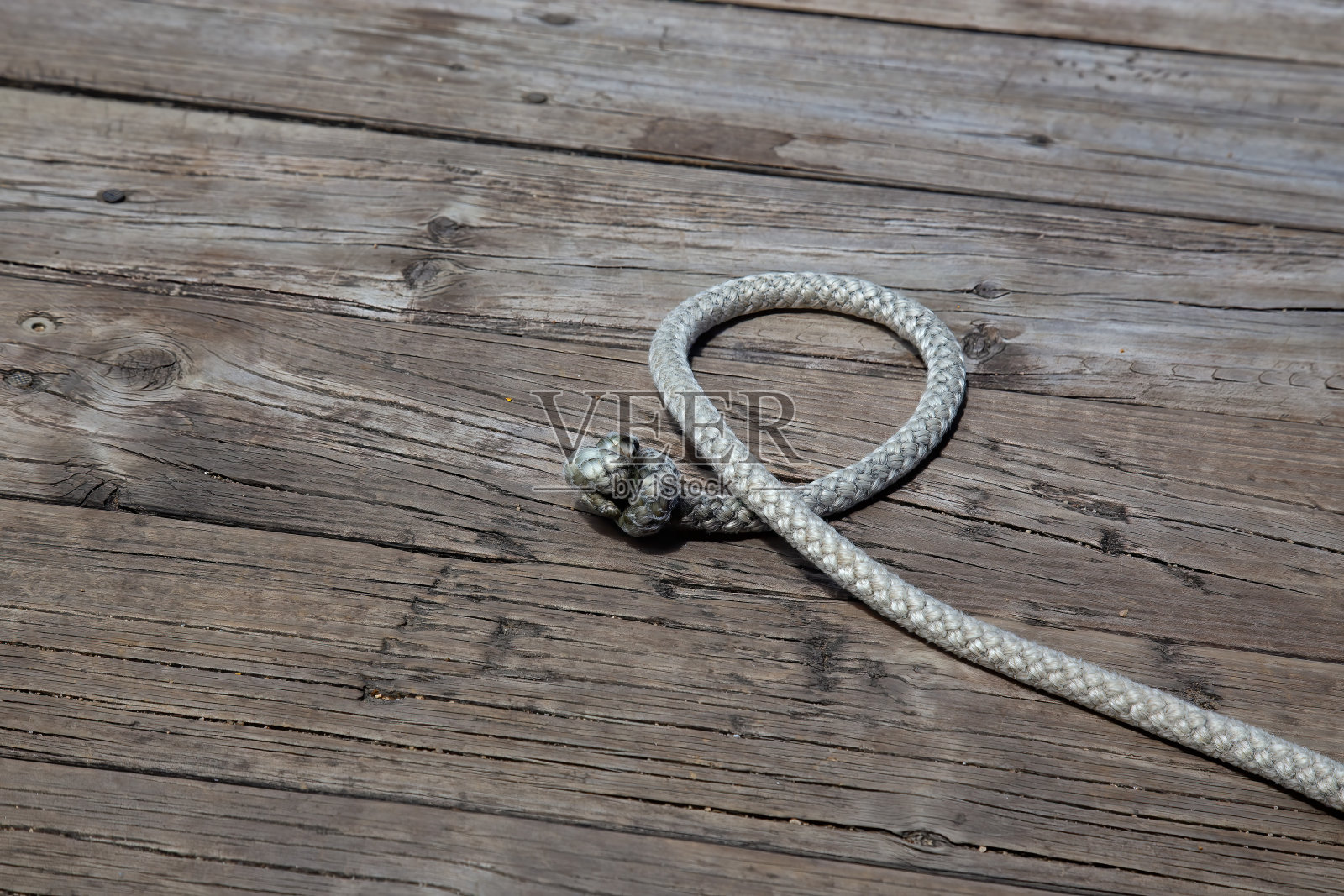 在澳大利亚热带北昆士兰库兰达附近的木码头上的环状绳子的特写照片摄影图片