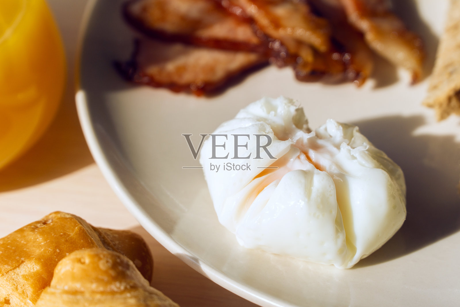 水煮蛋的一步一步食谱。照片摄影图片