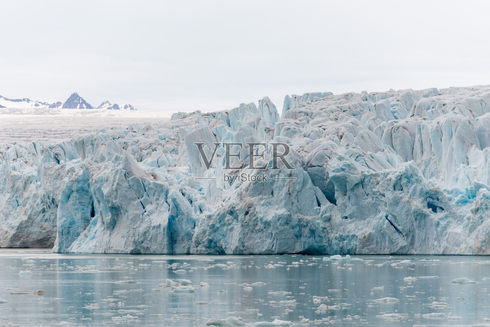 北极斯瓦尔巴群岛的冰川-从探险船的视角照片摄影图片