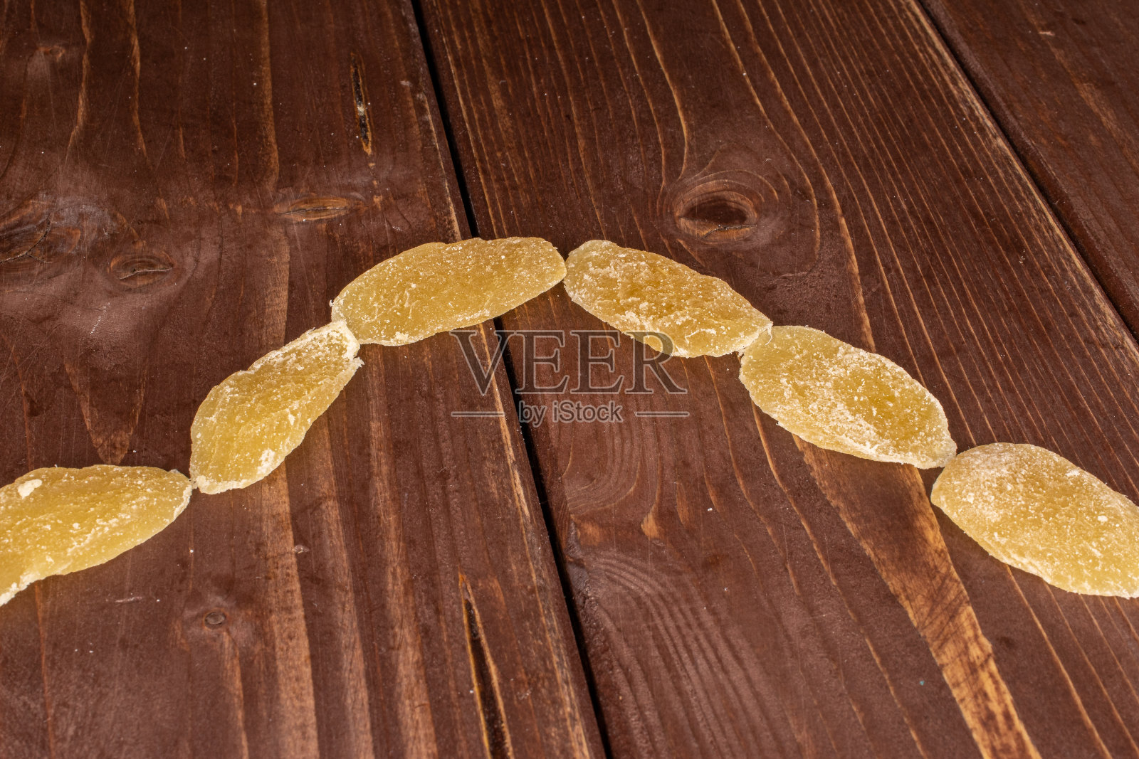 干的黄色菠萝，放在棕色的木头上照片摄影图片