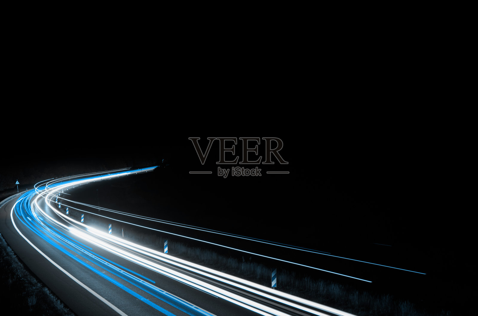 晚上是蓝色的车灯。长时间曝光照片摄影图片