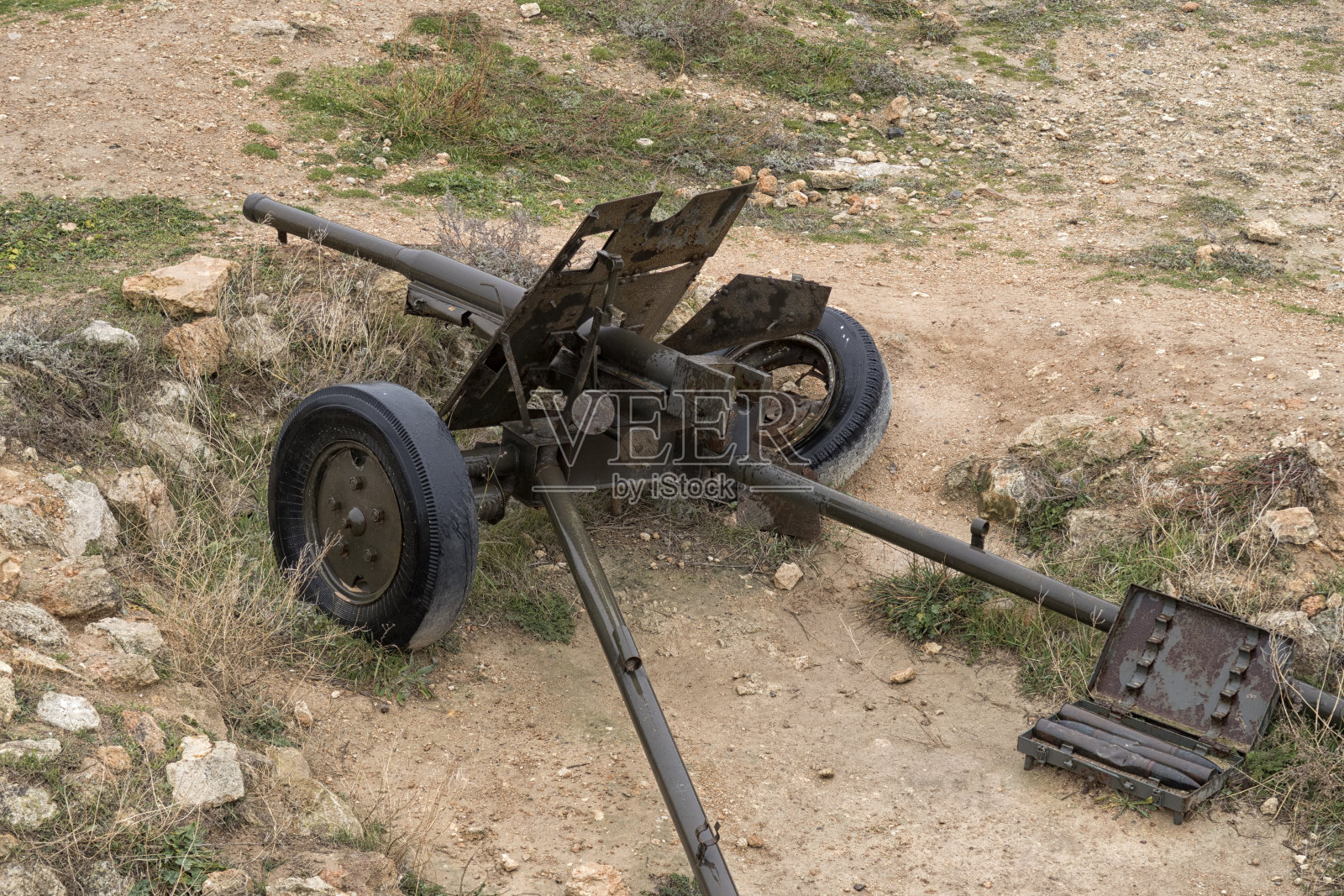 强大的军用机关枪。战场平台上的中世纪大炮或机关枪。照片摄影图片