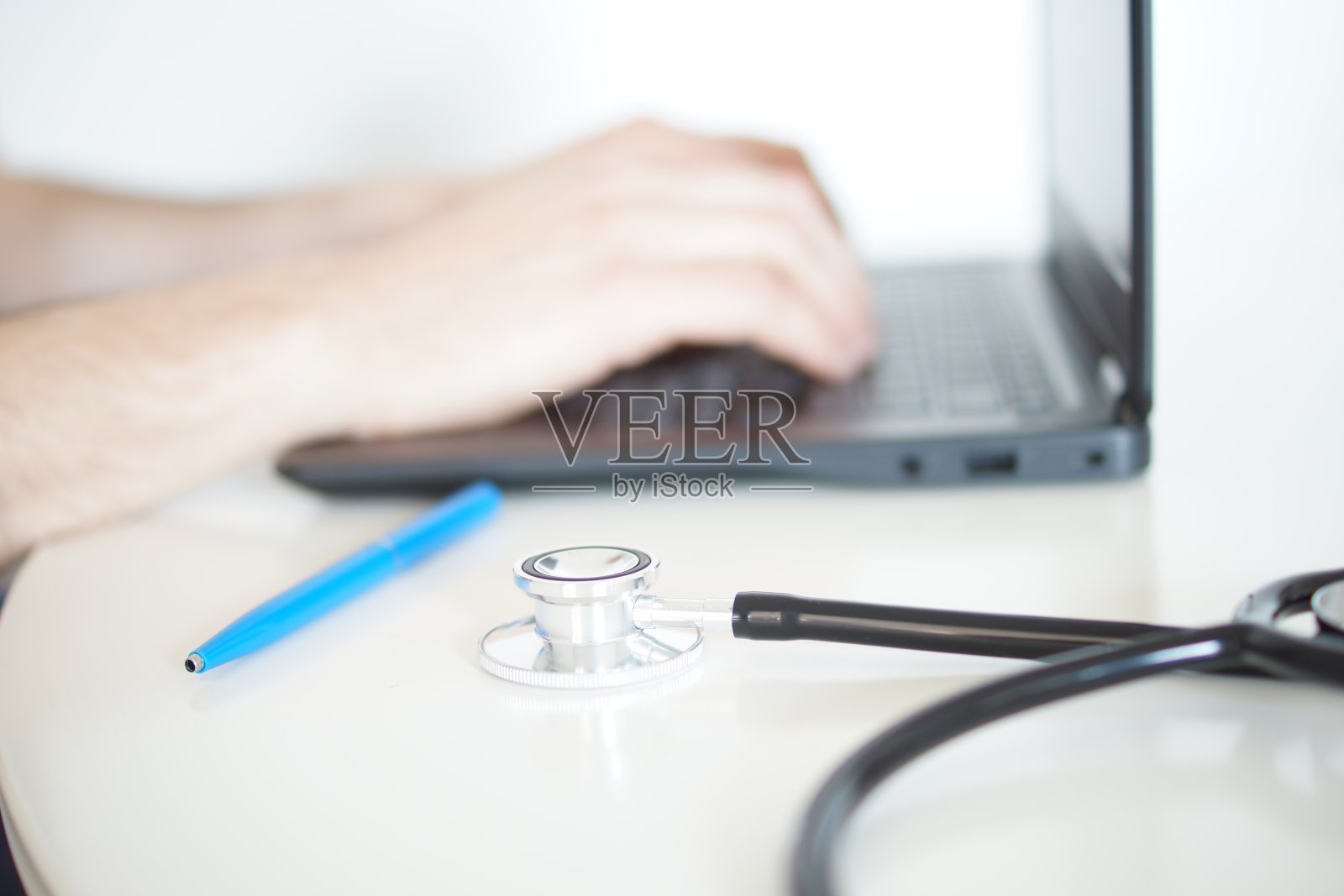 工作与笔记本电脑在医疗工作场所的办公室焦点。照片摄影图片