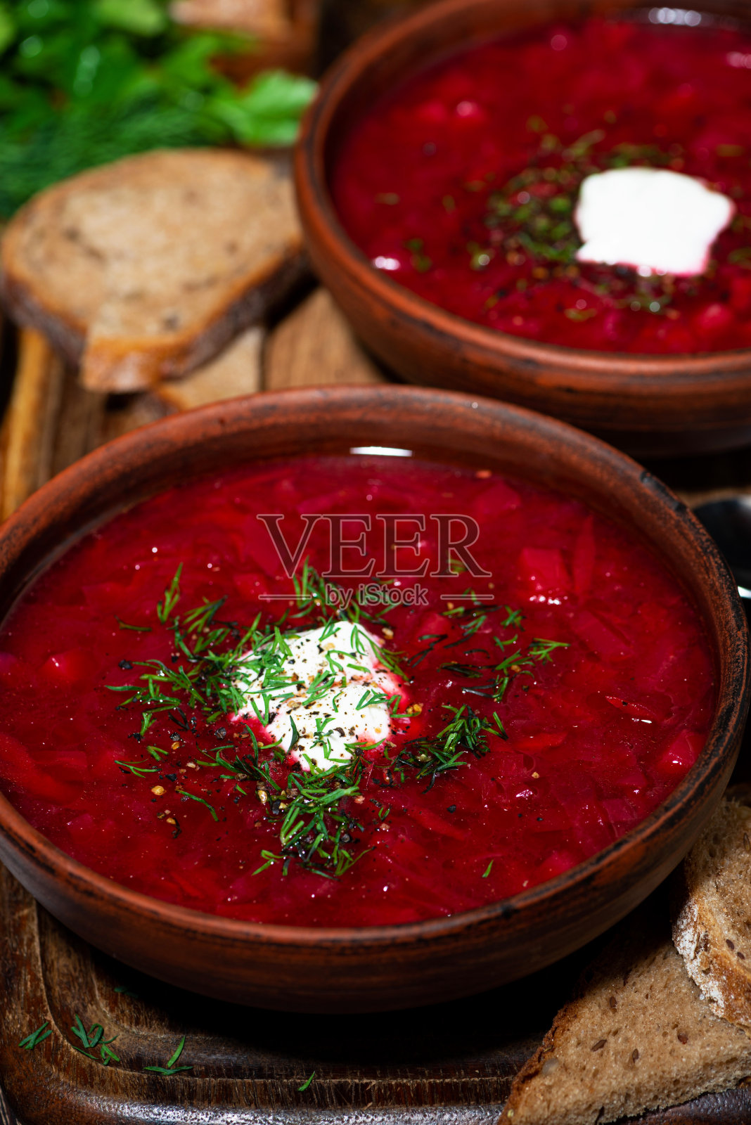 传统的俄罗斯菜罗宋汤配酸奶油和莳萝，垂直特写照片摄影图片