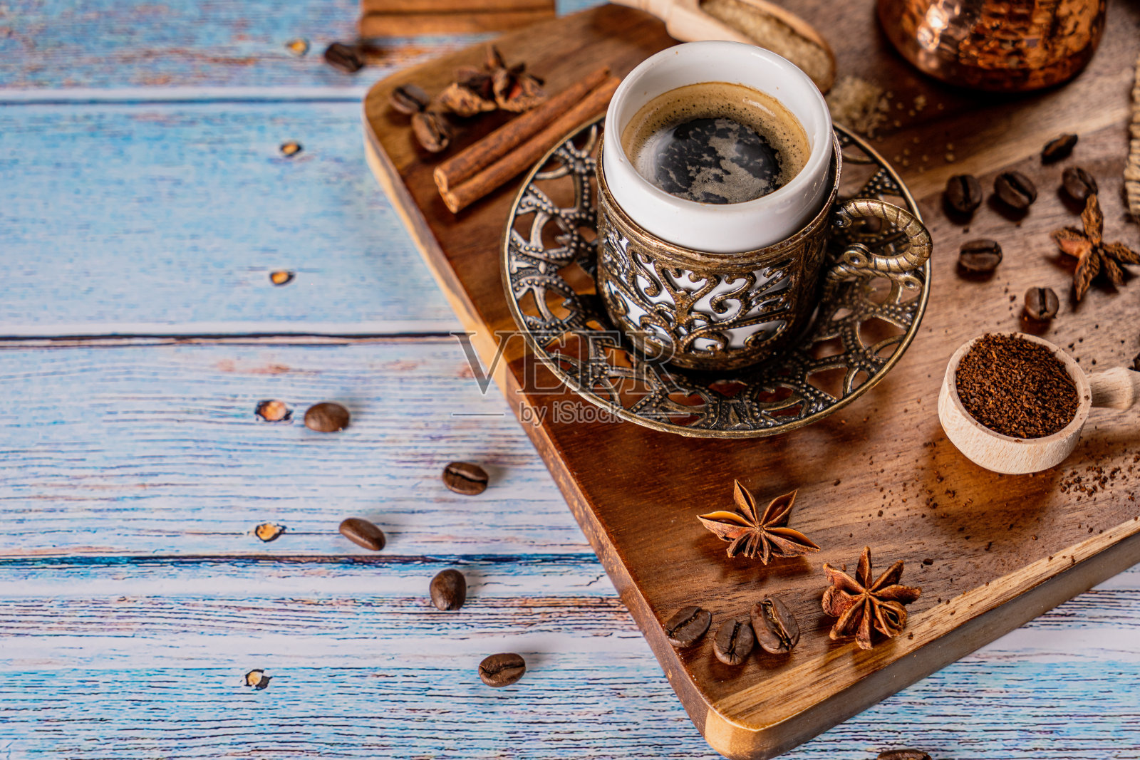 经典的咖啡杯在一个古老的蓝色木材背景照片摄影图片