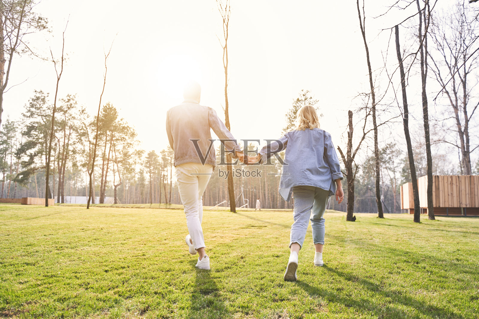 两个人手牵手在户外散步照片摄影图片