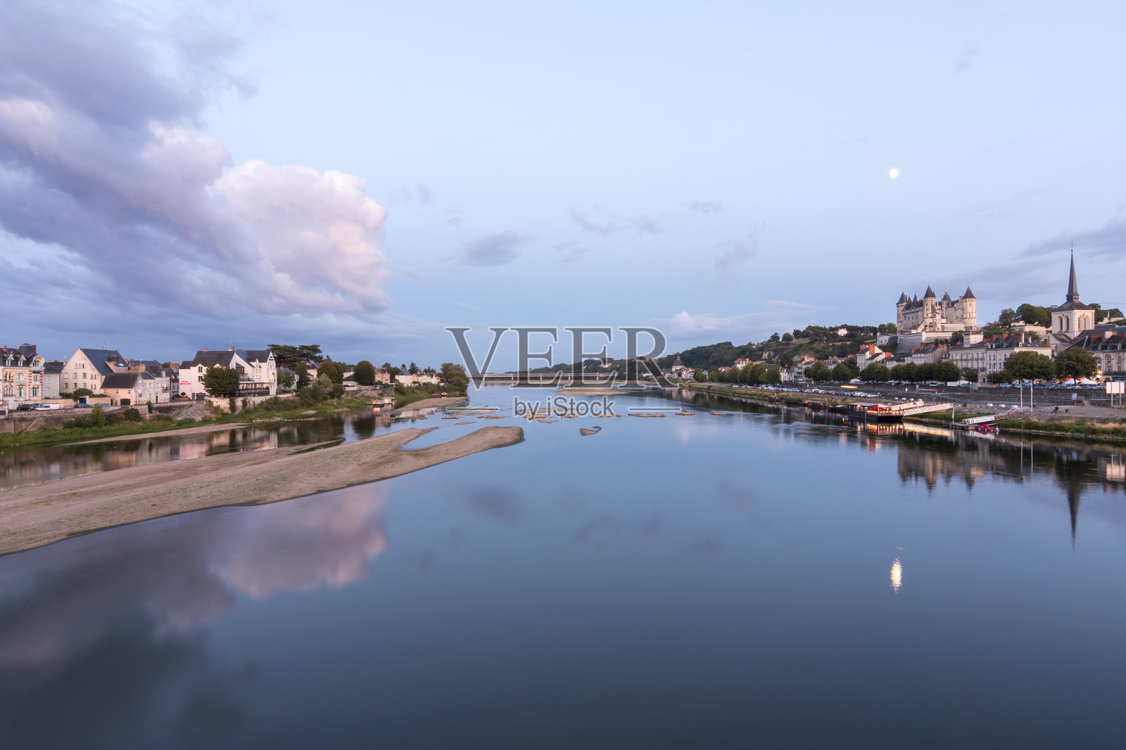 法国(欧洲)卢瓦尔河谷美丽的索米尔城及其城堡照片摄影图片