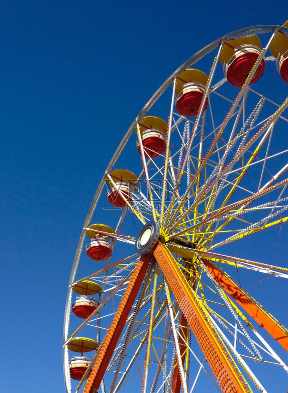 在北卡罗来纳州罗利的博览会上，一个摩天轮在明亮的蓝天下转动照片摄影图片