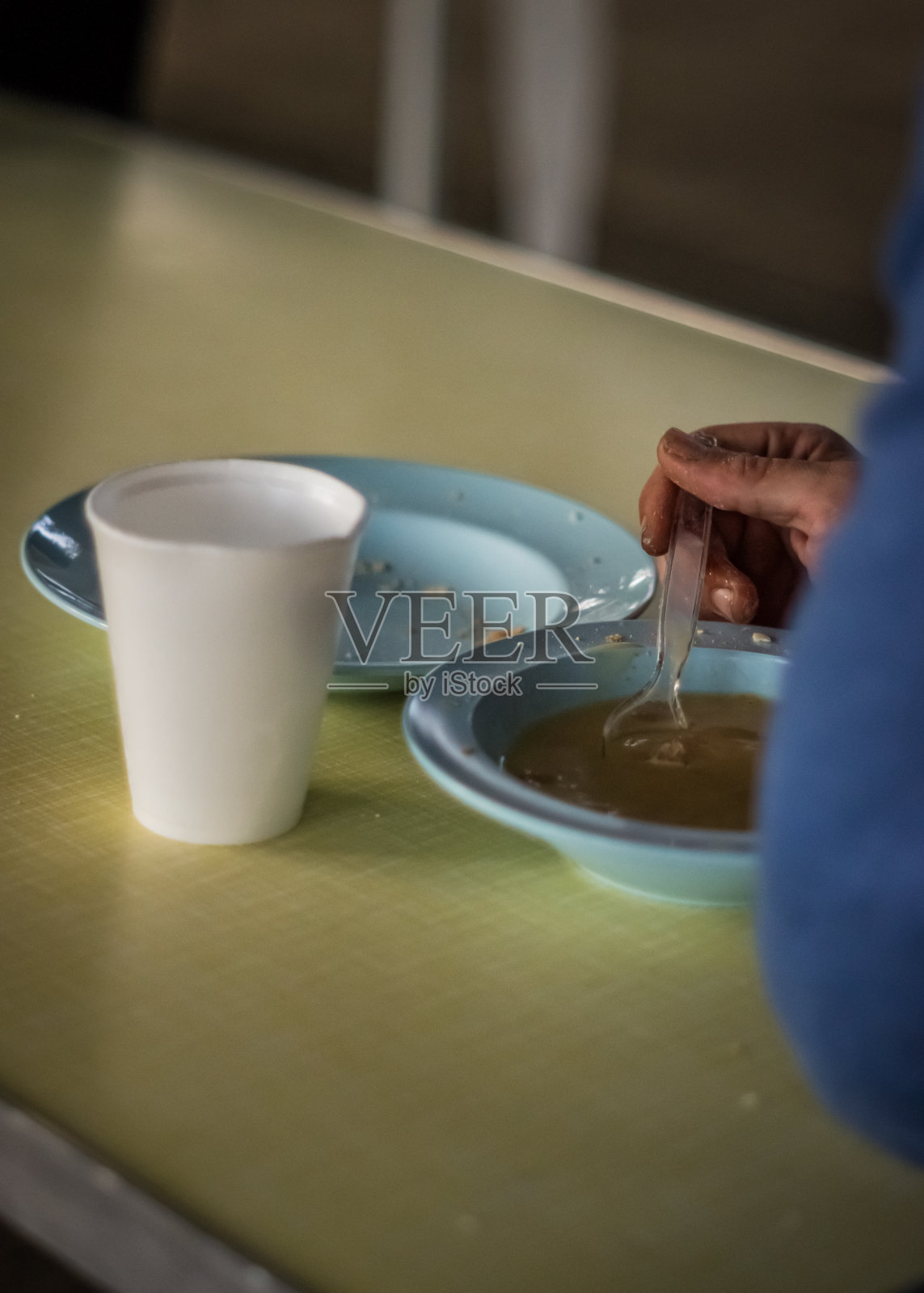 男人在喝汤照片摄影图片