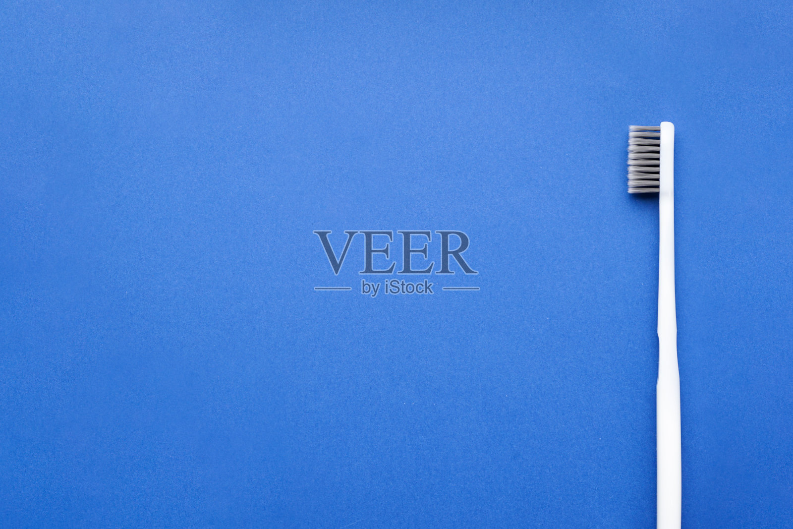 牙刷在蓝色背景与文字空间，平铺。照片摄影图片