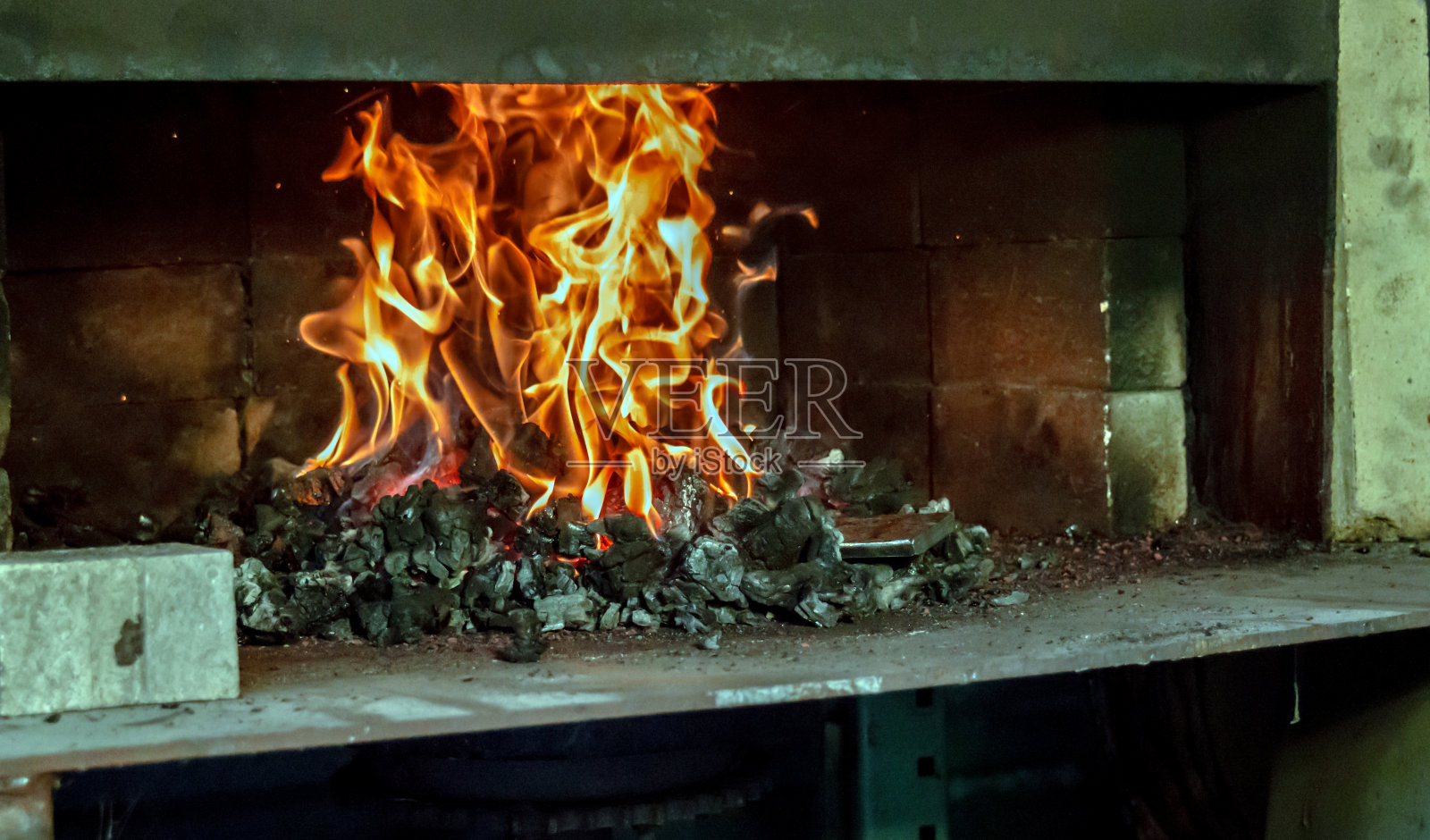 火焰在煤炉内跳动照片摄影图片