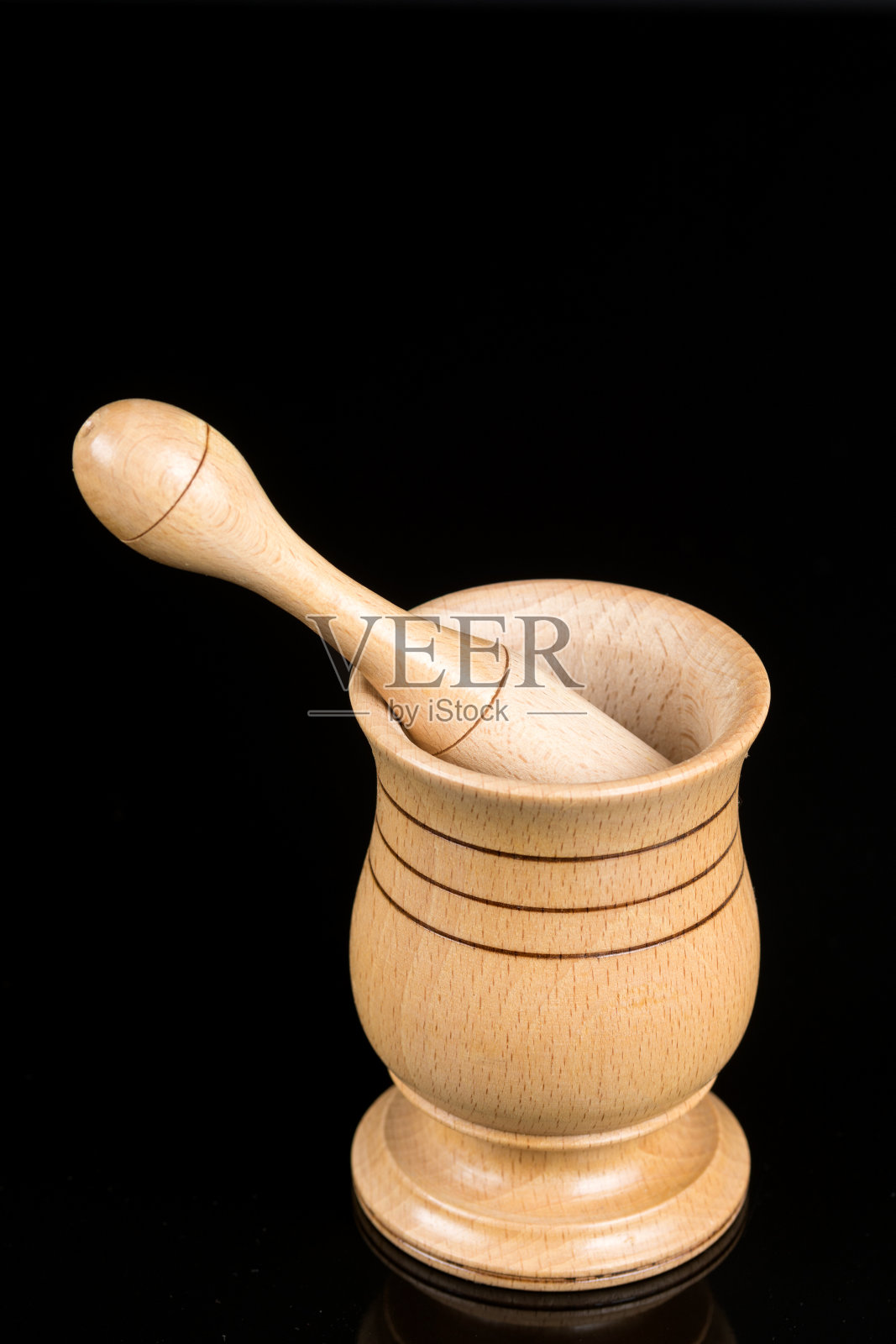 木砂浆孤立在黑色背景与反射照片摄影图片