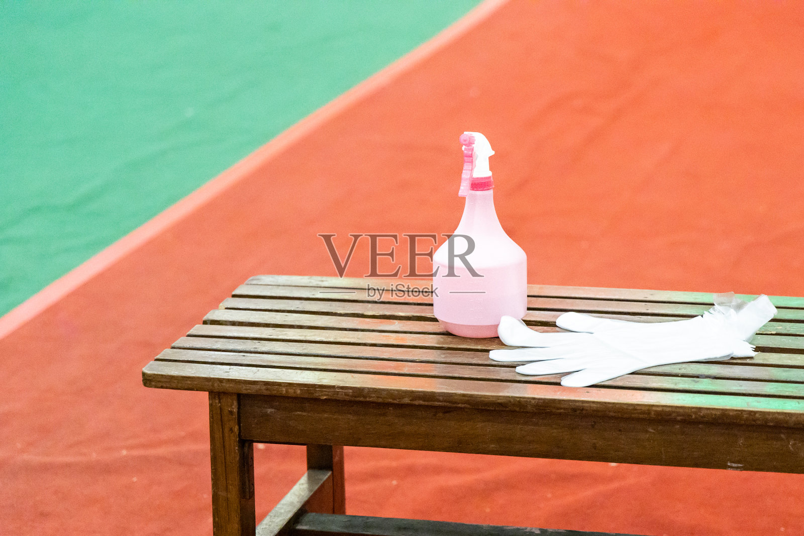 超市入口处的消毒剂和一次性手套。新的正常生活方式要求购物者在入场前消毒双手并戴上手套。照片摄影图片