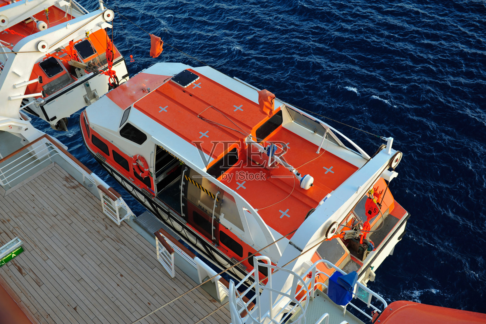 游艇救生艇准备放下照片摄影图片