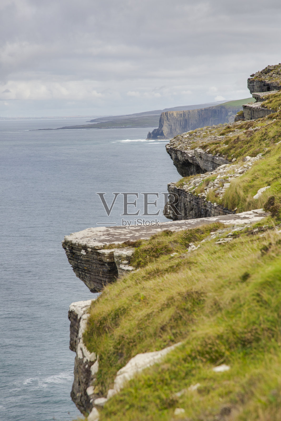 在爱尔兰的莫赫悬崖上的风景在白天照片摄影图片