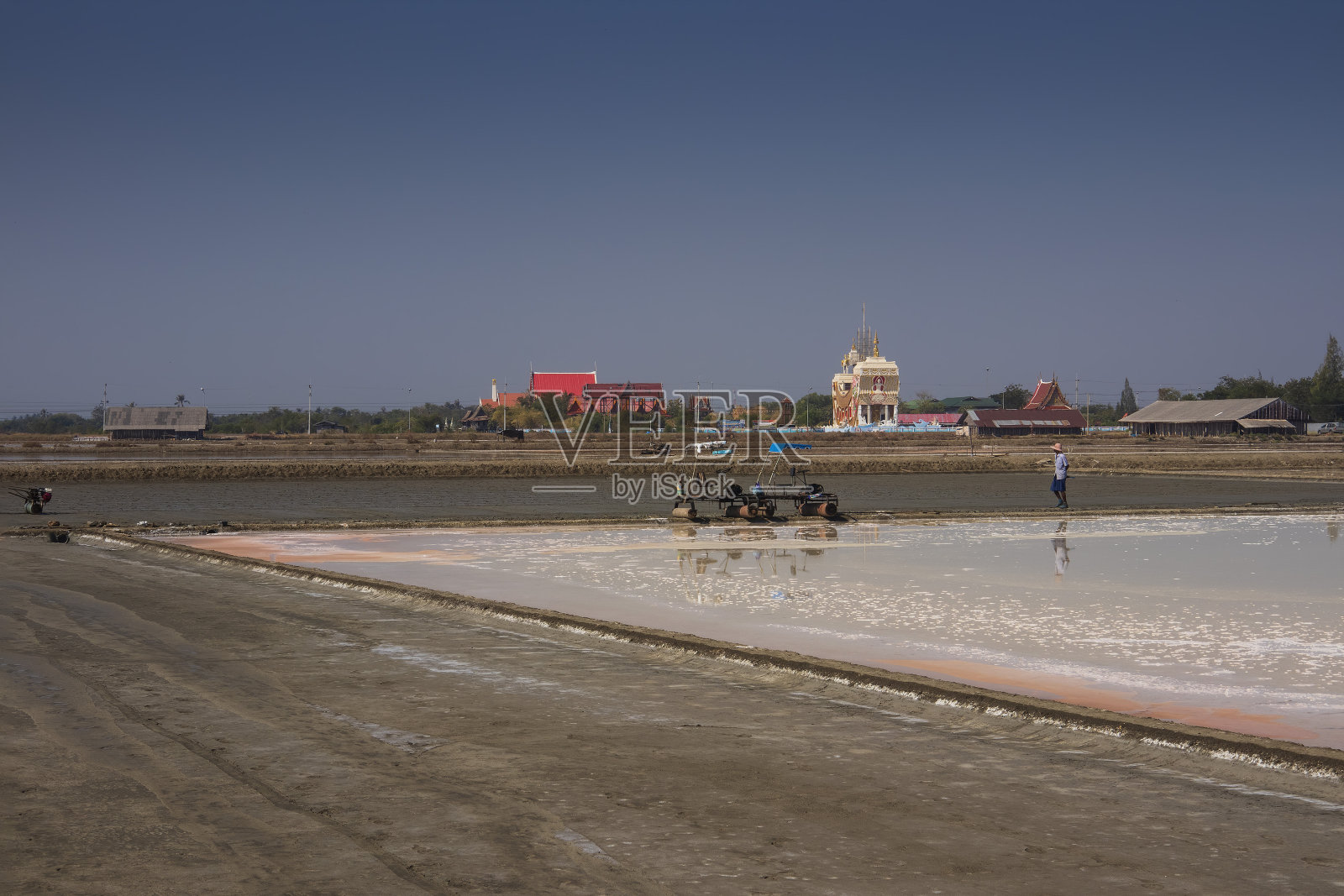 盐是由海水蒸发产生的;然后由盐农收割，储存在Pak Thale的传统建筑中。照片摄影图片