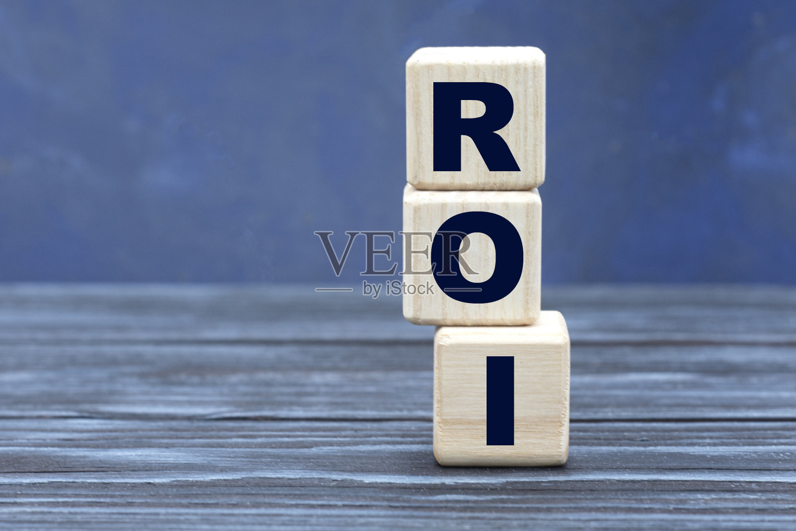 在美丽的灰蓝色背景上的立方体上的ROI首字母缩写照片摄影图片