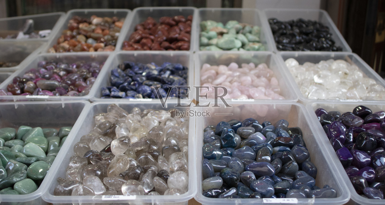 盒子里装着各种颜色和品种的抛光天然石材。照片摄影图片