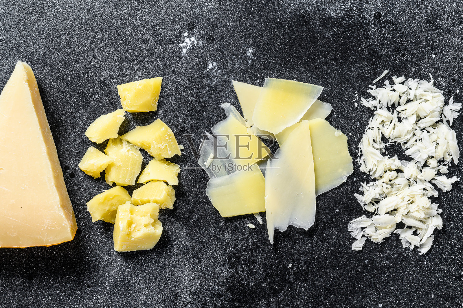 帕尔玛干酪片。切片、切、磨碎。黑色背景。俯视图照片摄影图片