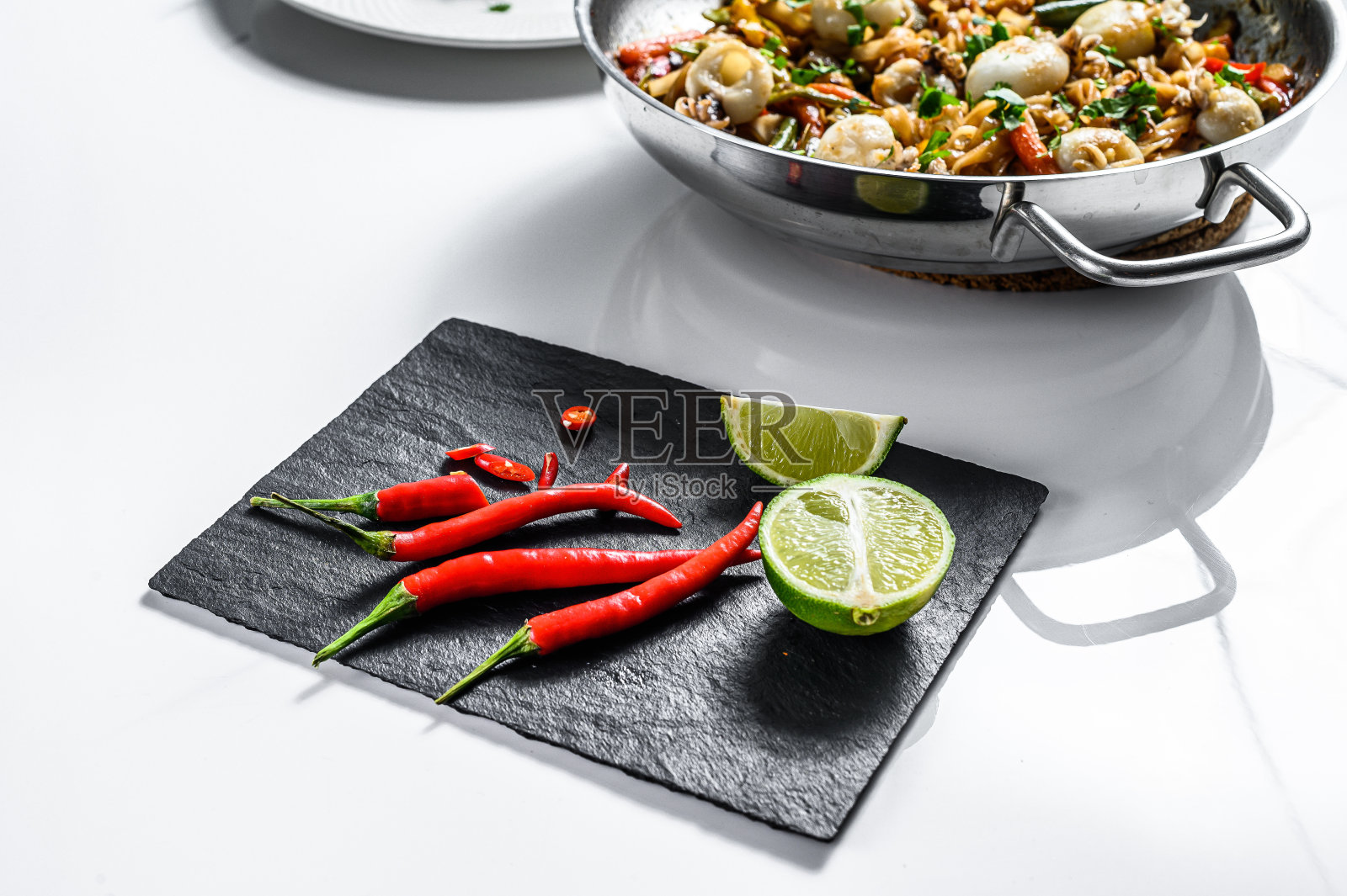 辣椒和酸橙。有选择性的重点。白色背景。前视图。本空间照片摄影图片