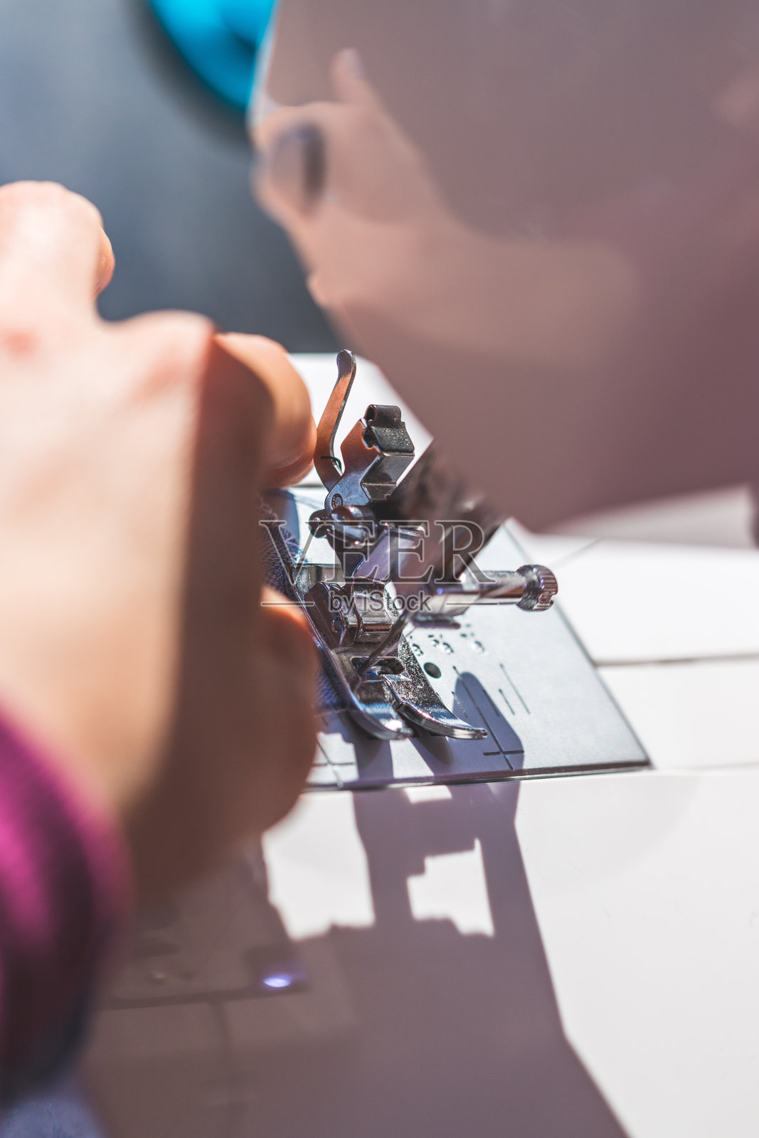 在家缝纫:妇女在家缝纫，缝合针，纺织品和手照片摄影图片