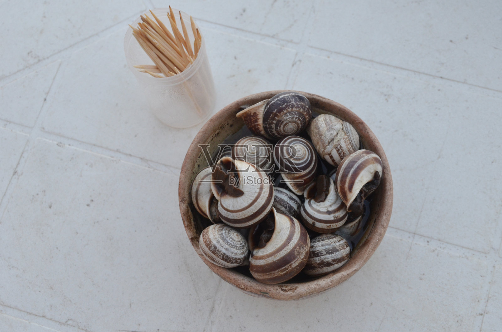 在摩洛哥，每个城市和城镇的市场和街头小贩都卖蜗牛。照片摄影图片