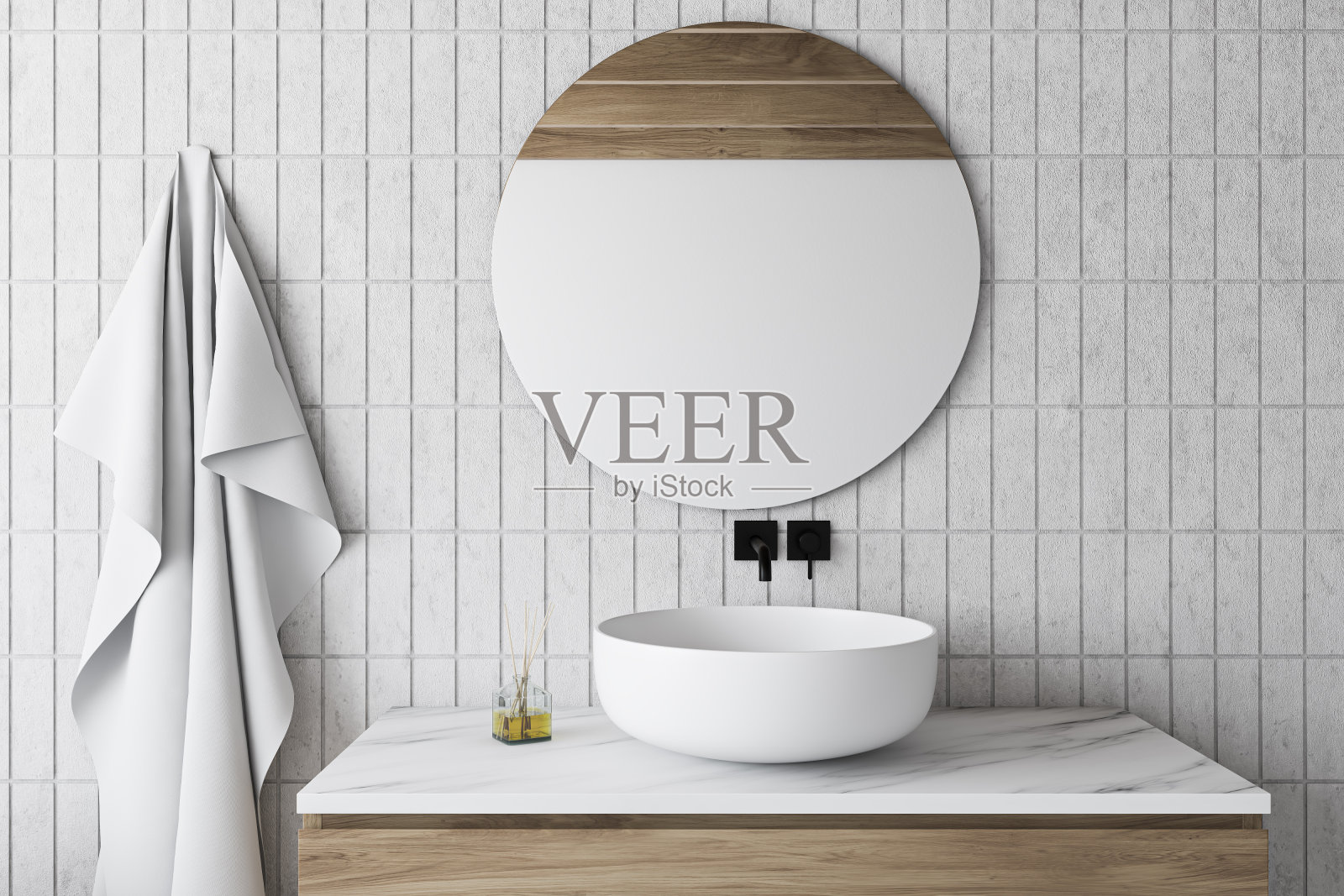 白色瓷砖浴室，有水池和圆镜照片摄影图片