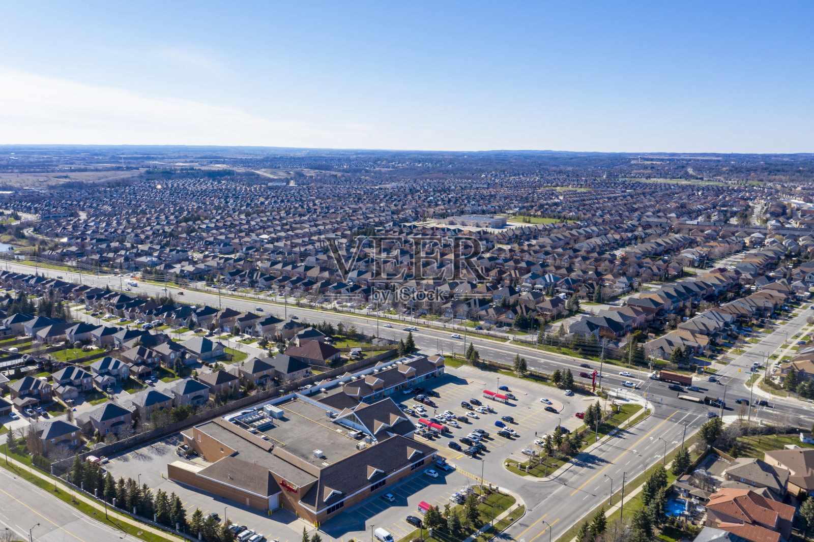 卢瑟福路和伊斯灵顿大街的鸟瞰图，位于Woodbridge的独立复式住宅在沃恩，安大略省，加拿大照片摄影图片