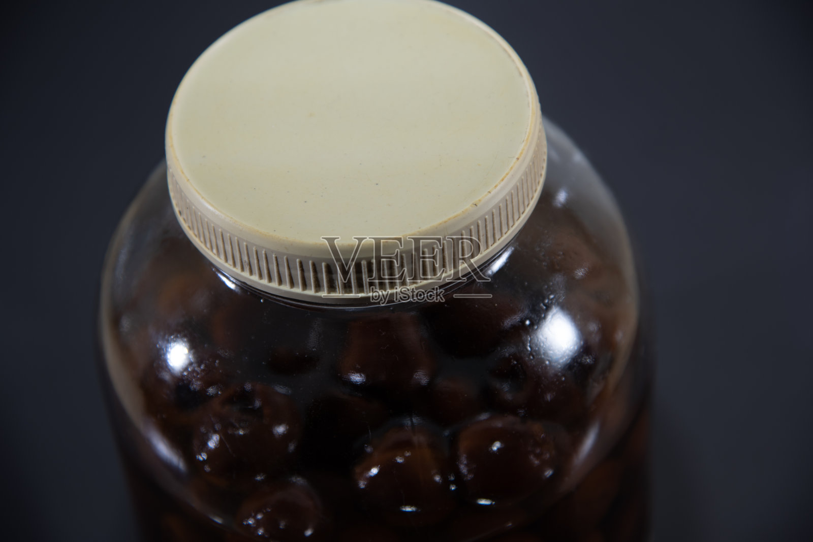 用Butiá水果酿制的白兰地酒照片摄影图片