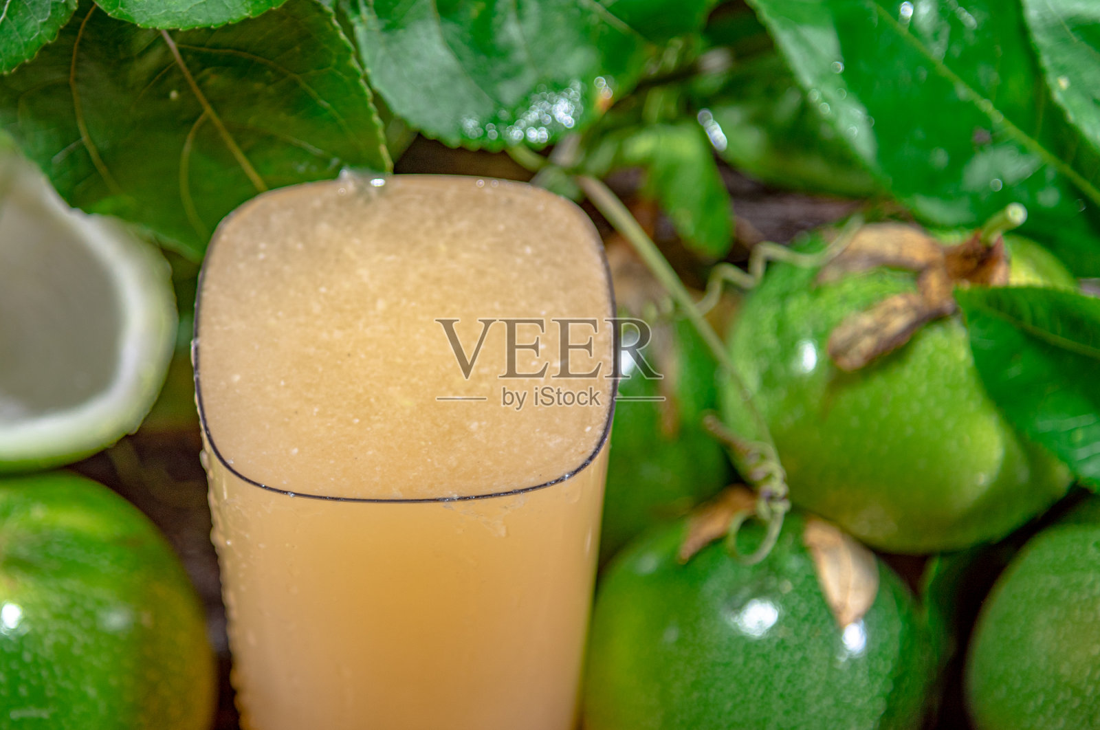 新鲜冷冻百香果汁照片摄影图片