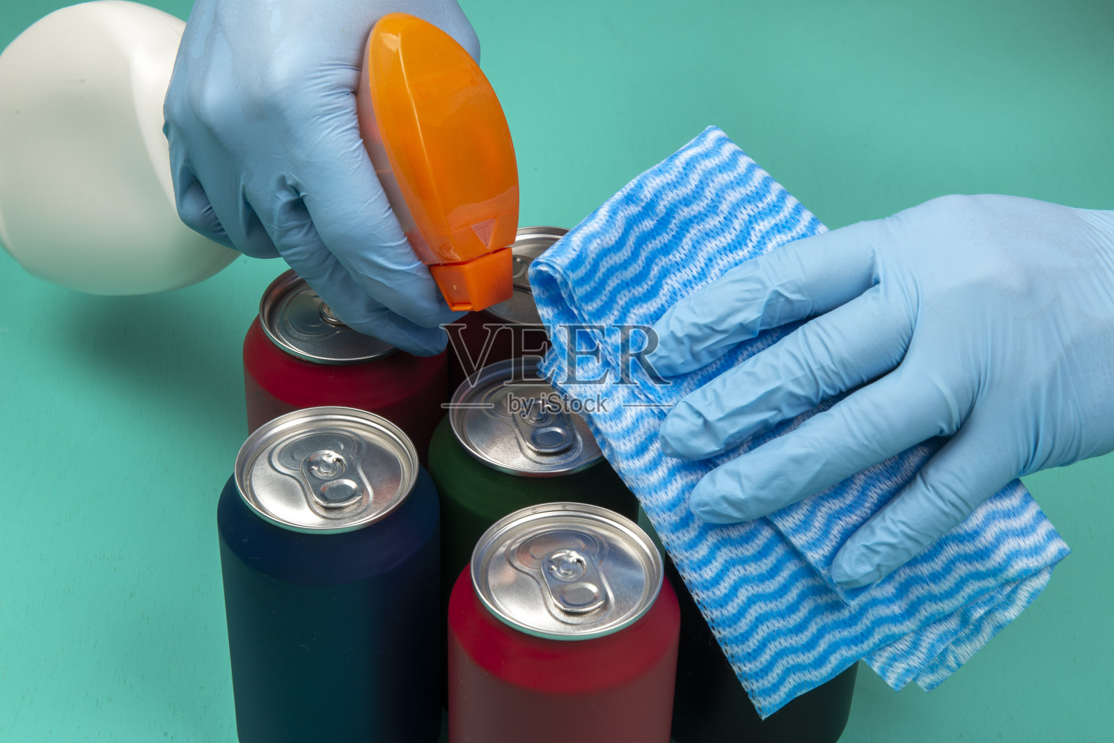 戴手套和拿清洁产品的人照片摄影图片