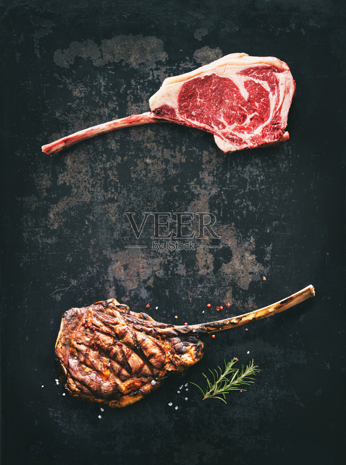 黑安格斯战斧牛排生和烤在黑暗的乡村背景照片摄影图片