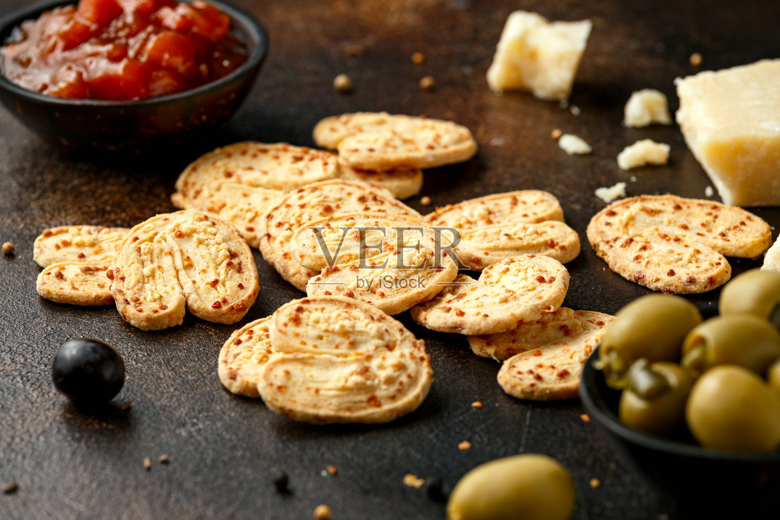 芝士加大蒜，帕玛森，葡萄，橄榄和酸辣酱。方食品零食照片摄影图片