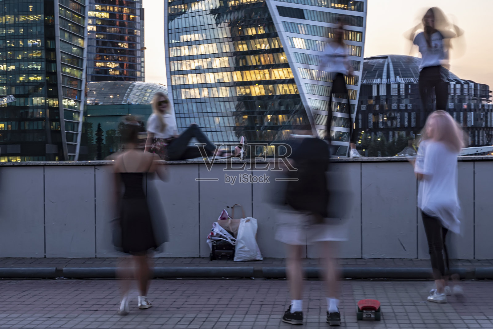 年轻人以现代建筑为背景互相拍照照片摄影图片