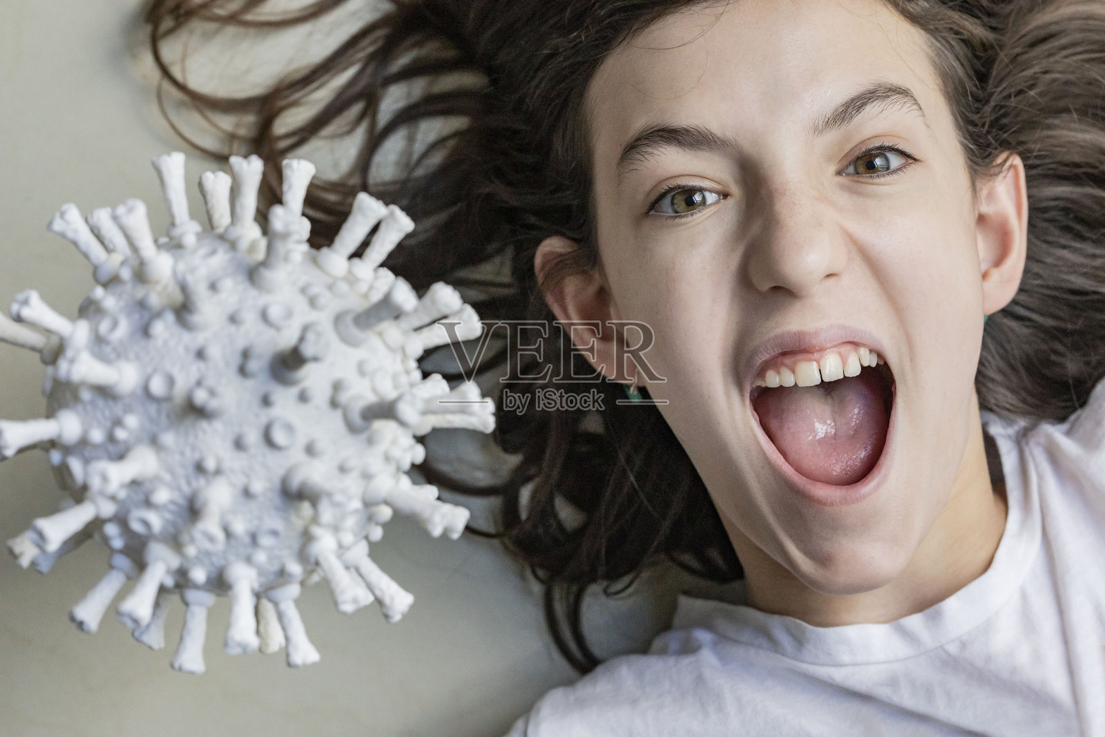 少女笑COVID-19冠状病毒照片摄影图片