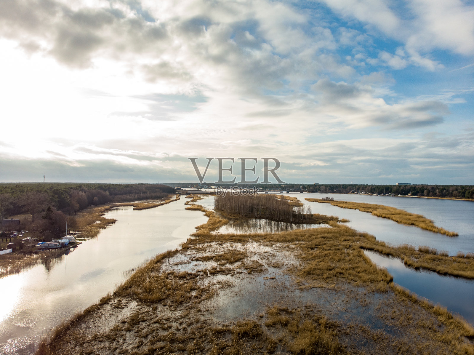 利埃鲁佩河的区域视图在一个阳光明媚的春天与多云的天空。照片摄影图片