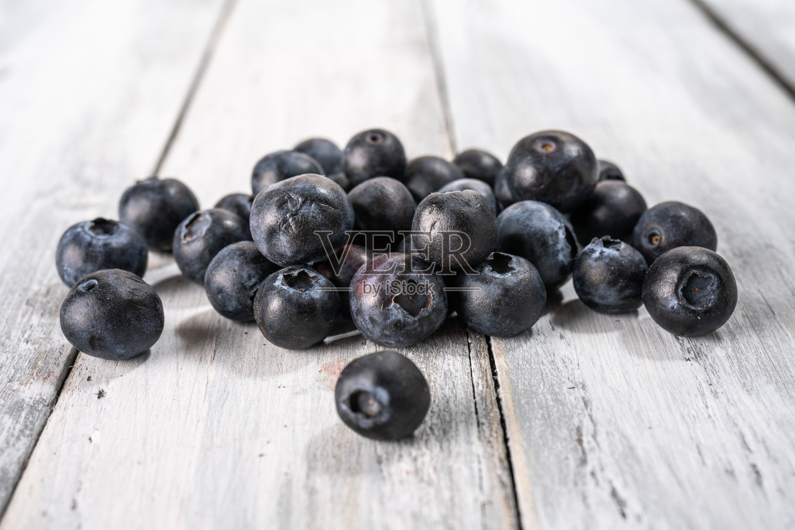 木桌上放着成熟的美国蓝莓照片摄影图片