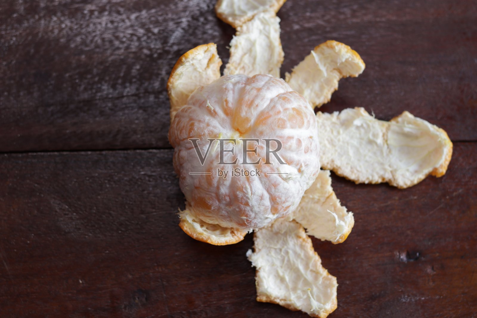 在木材背景下分离的新鲜橙子果实照片摄影图片