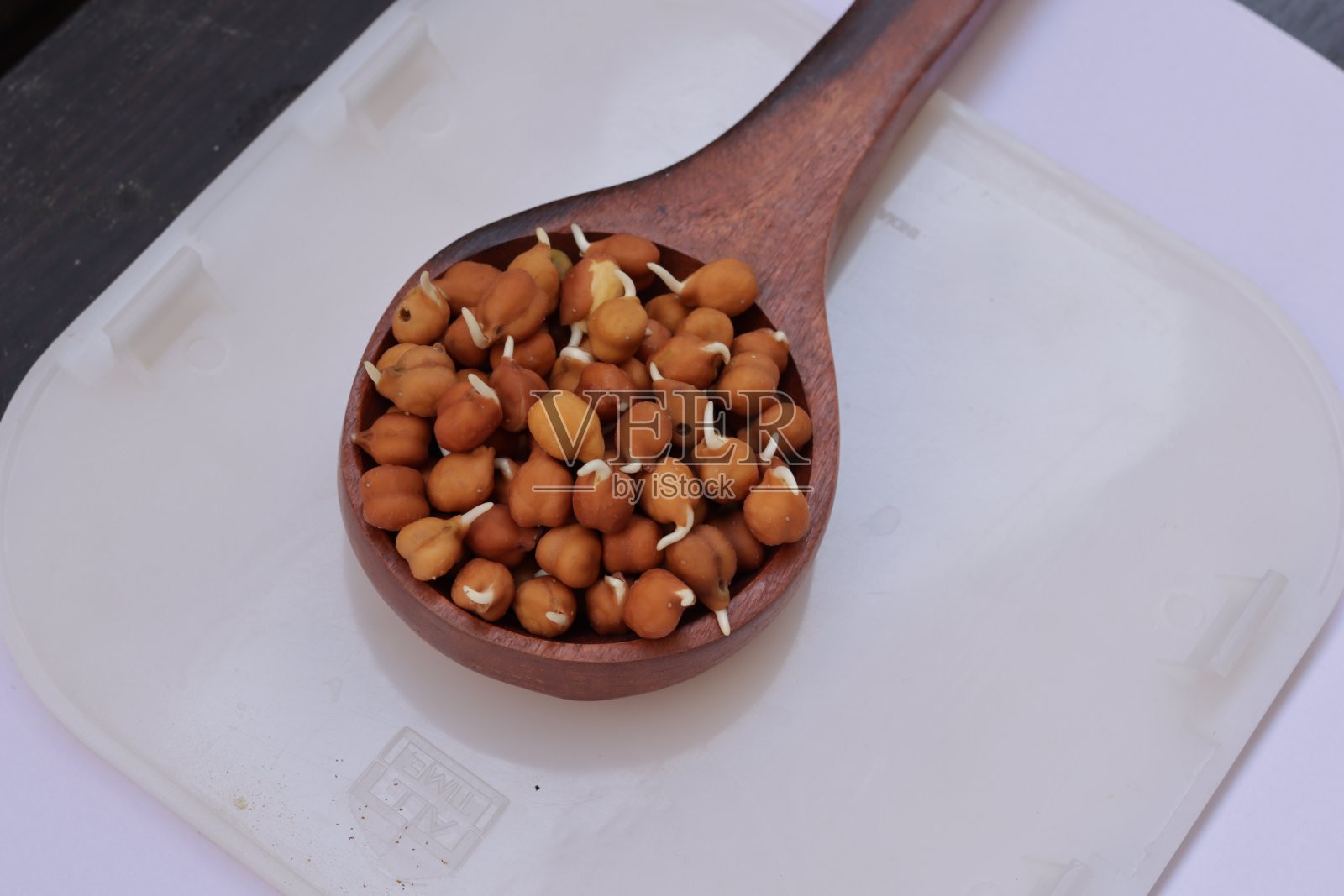 新鲜发芽的鹰嘴豆在白色的背景照片摄影图片