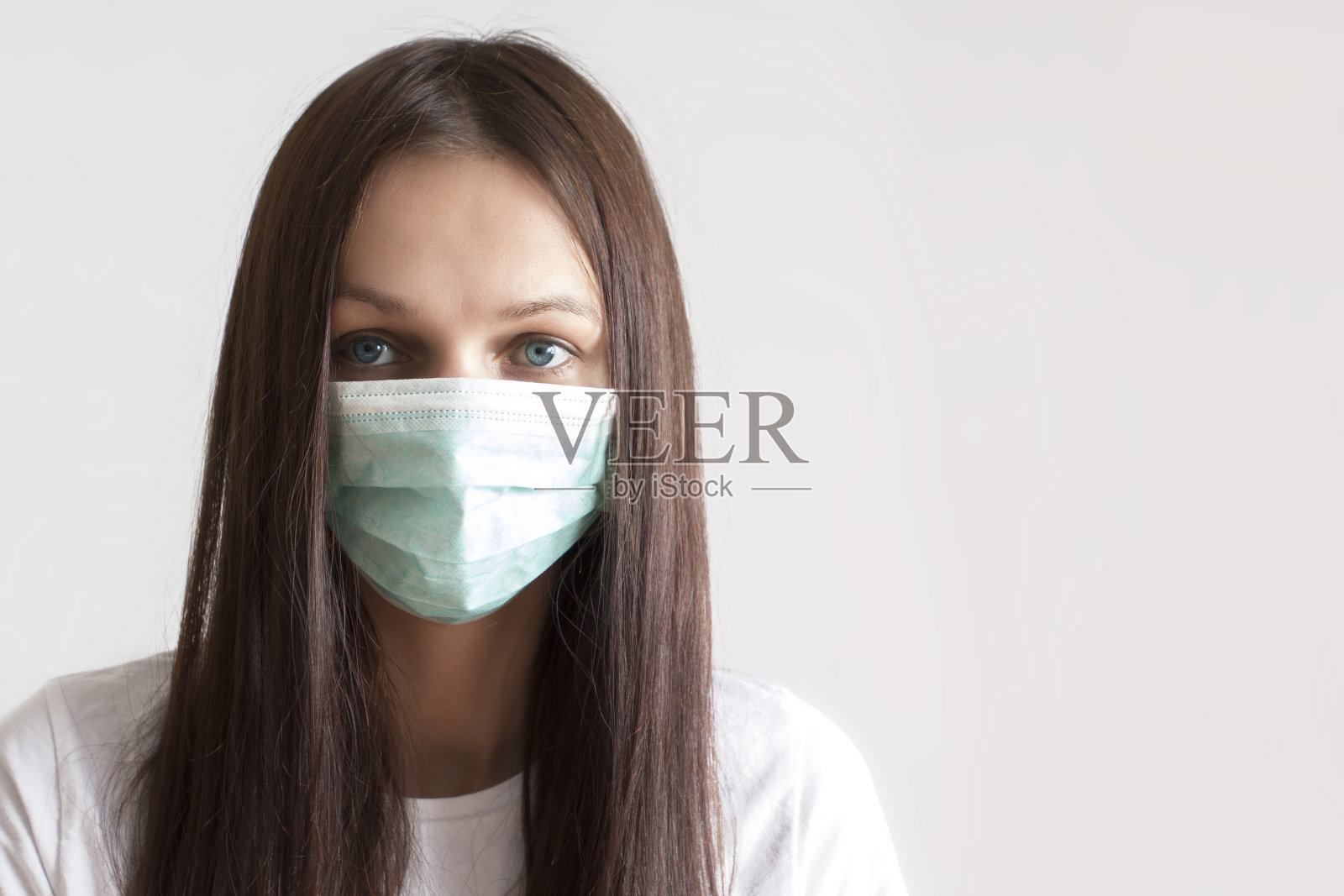 戴着口罩的年轻白人女性照片摄影图片