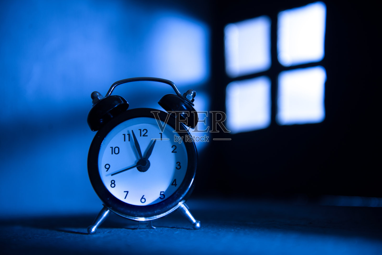 蓝色房间里的抽象时钟照片摄影图片