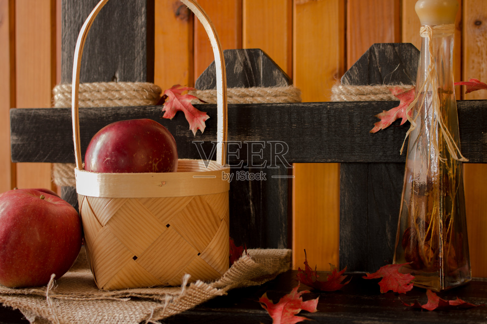 红苹果在成分与秋叶。照片摄影图片