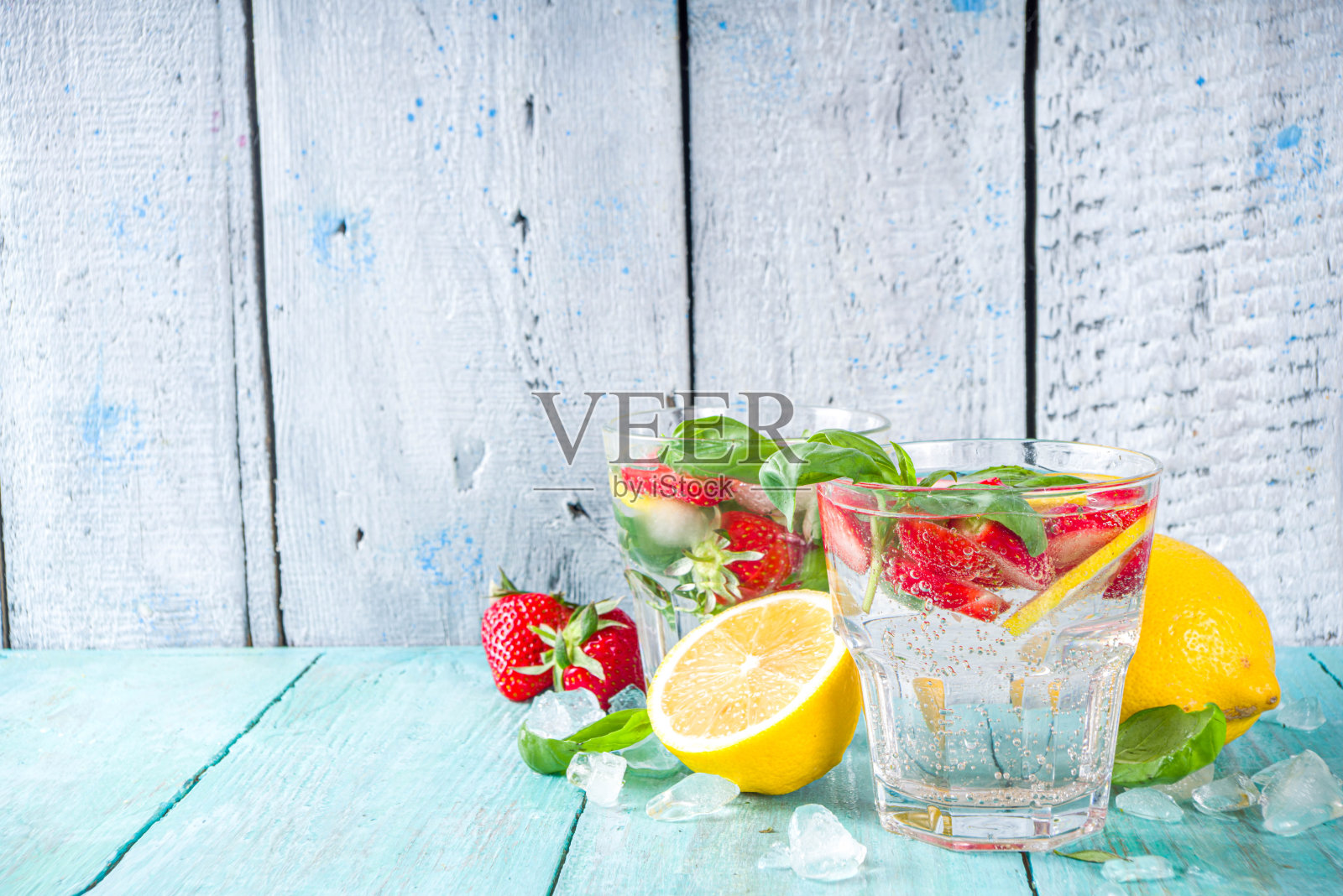 草莓罗勒柠檬汁照片摄影图片