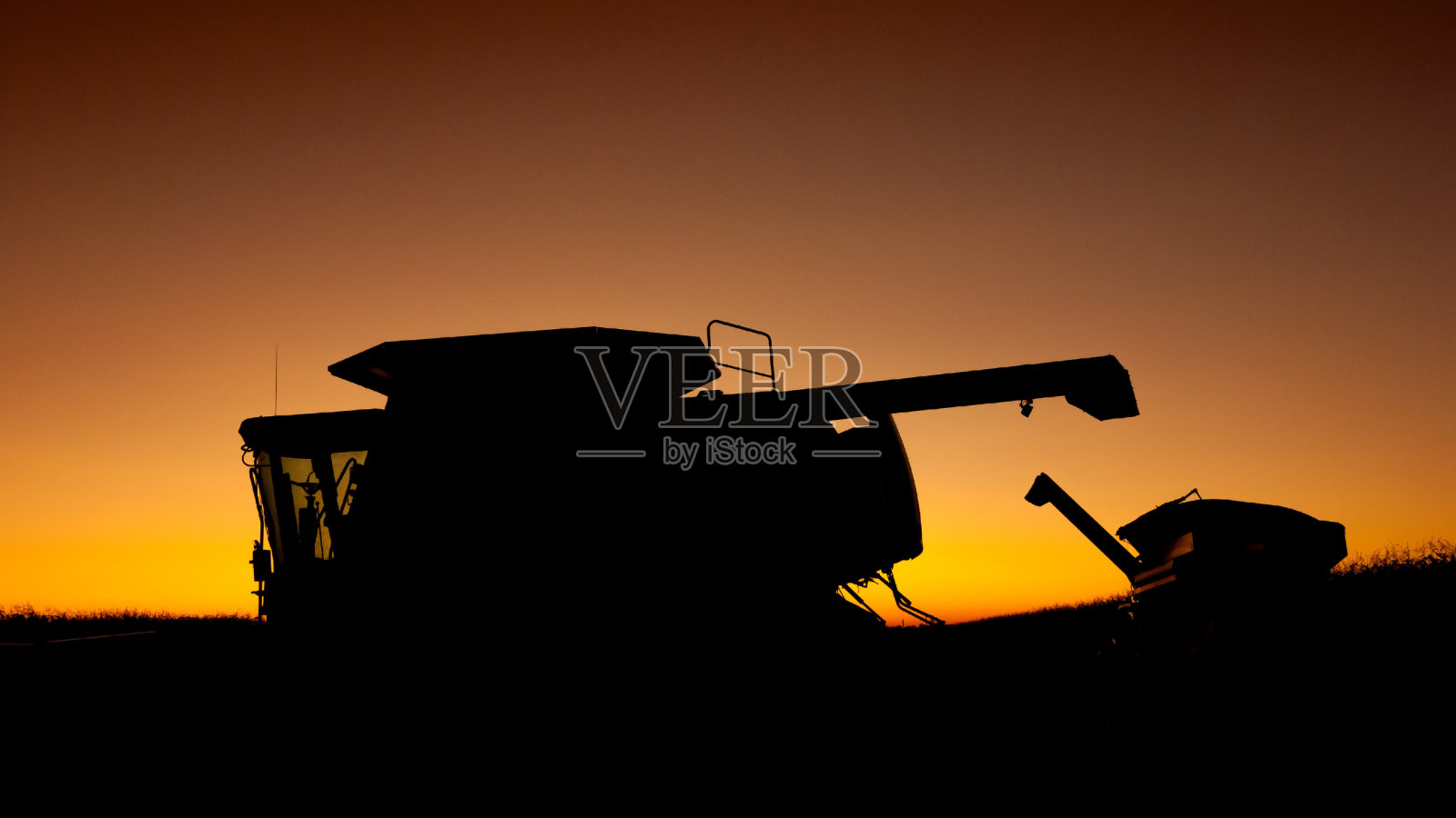 结合剪影的日落天空的橙色和黄色照片摄影图片